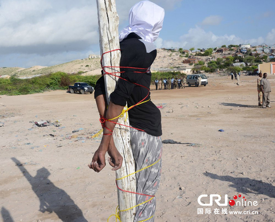 索马里对枪杀记者凶手执行枪决行刑现场镜头直击