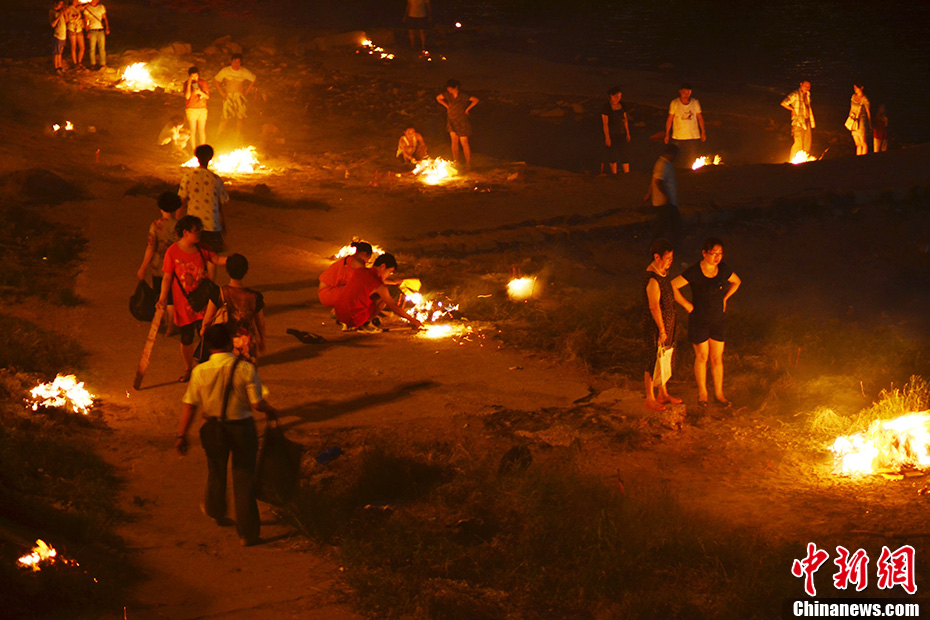 四川达州民众七月半烧纸钱致城市硝烟弥漫