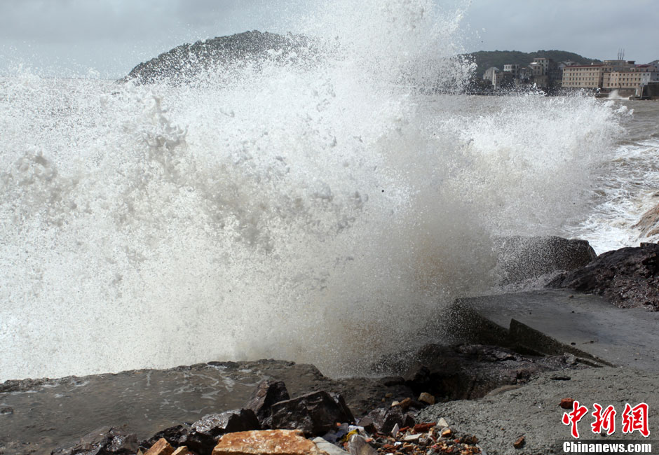 台风"潭美"来袭 浙江温岭沿海风高浪急
