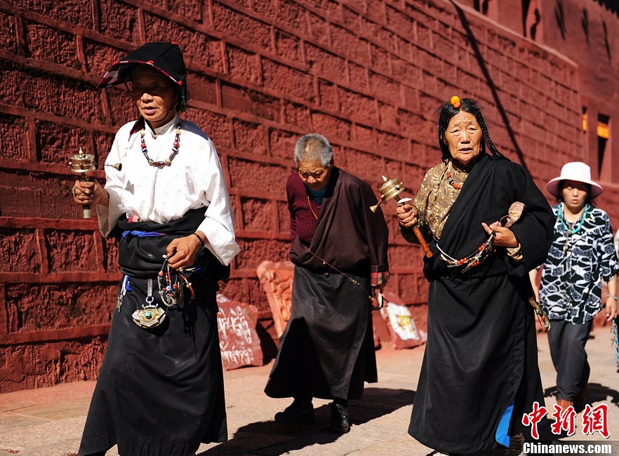 走进百年德格印经院