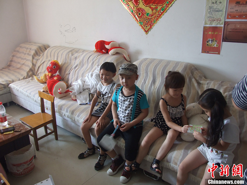 年画娃娃邓鸣贺康复回老家与伙伴玩耍心情大好