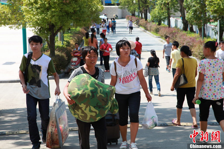 开学季来临孩子报到家长成主角