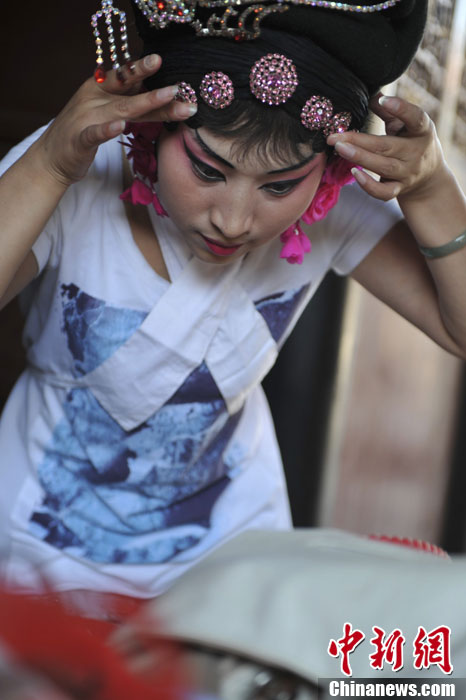 江西赣剧演员农村演出的台前幕后