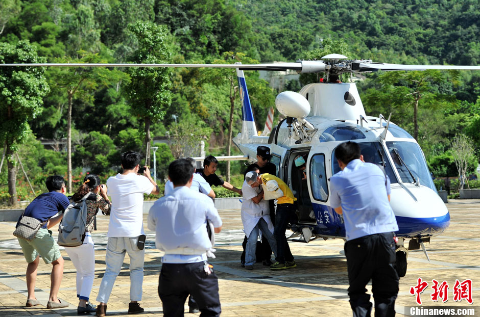 深圳警用直升机演练处置突发交通事故