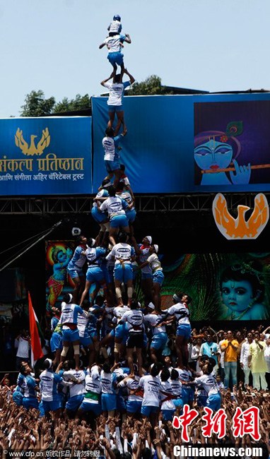 印度人民"叠罗汉"庆祝传统宗教节日