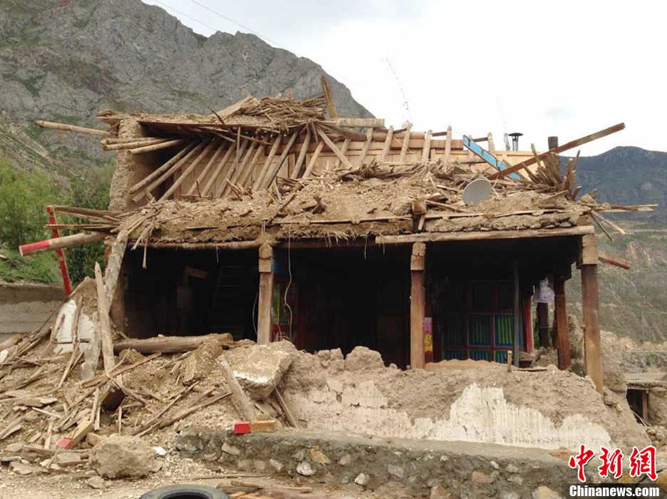 8月31日,甘孜州得荣县在地震中受损的民居.当日,川滇交界再发5.