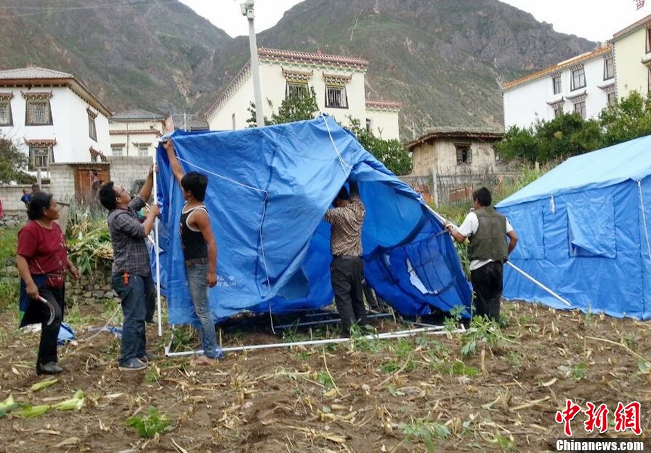 滇川交界发生59级地震得荣县民众搭建帐篷2527