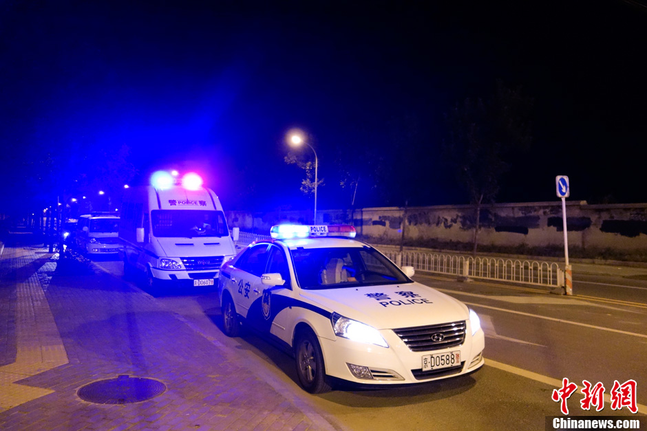 北京警方严控东坝夜间飙车路段5辆警车值守