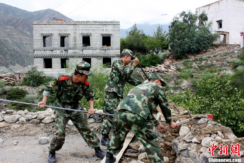 武警甘孜州支队紧急驰援得荣地震灾区