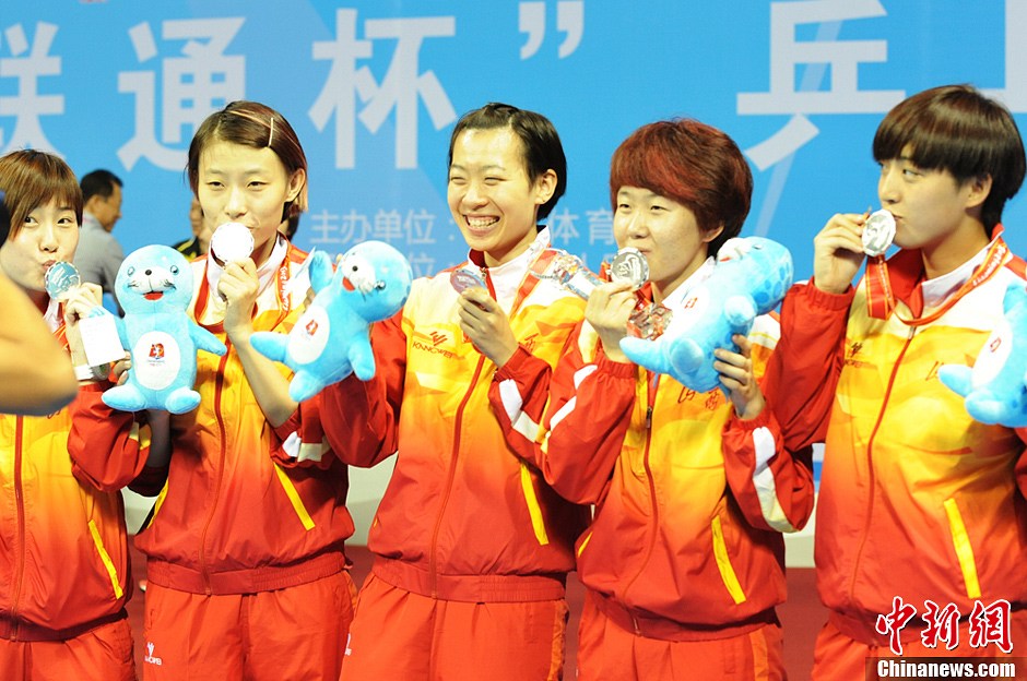 全运会乒乓球女团决赛 亚军山西队亲吻奖牌
