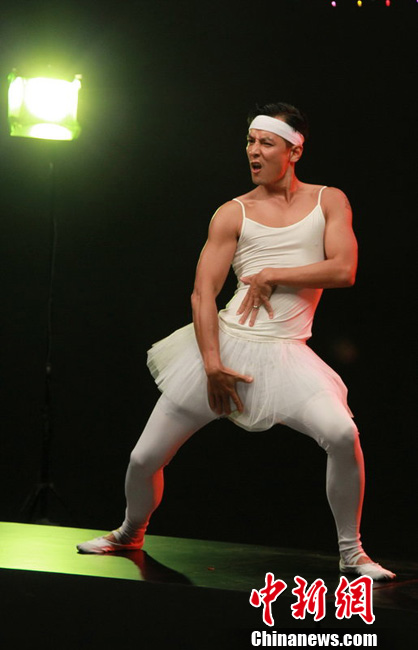 吴彦祖反串拍mv 扮"肌肉版小天鹅"跳芭蕾