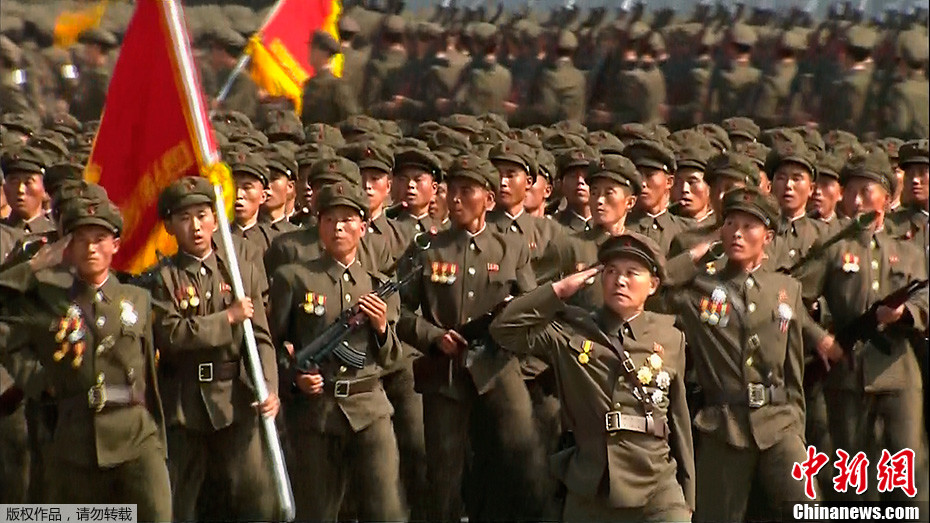 朝鲜举行大型阅兵仪式庆祝建国65周年 (11/16)