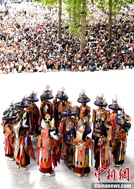 西藏日喀则地区扎什伦布寺僧人表演跳神