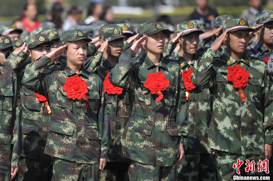 中国首次夏季征兵 新兵"依依不舍"开赴军营-中新网