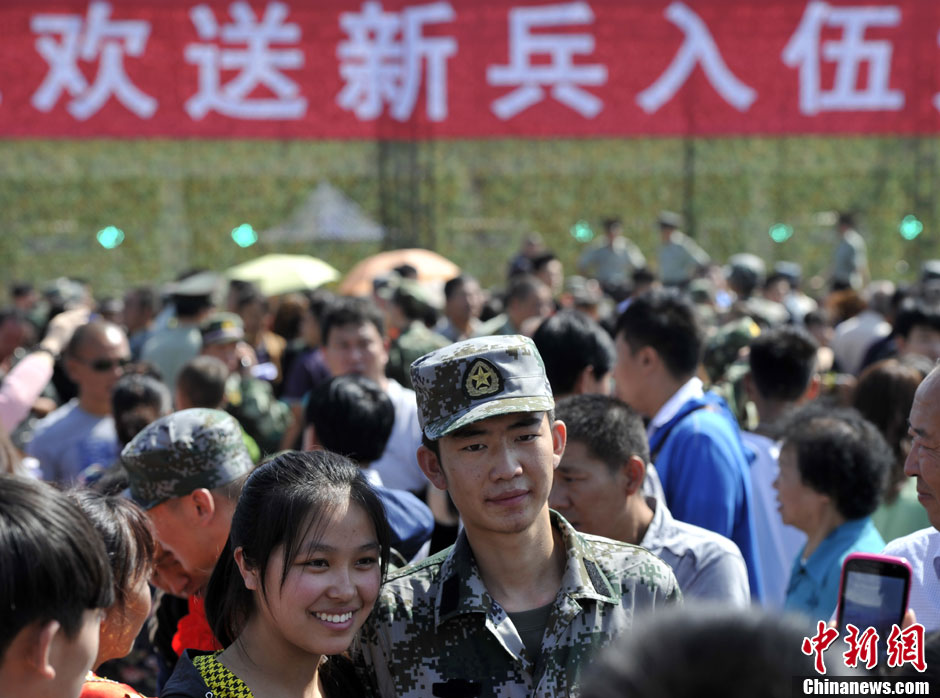 中国首次夏季征兵 新兵"依依不舍"开赴军营