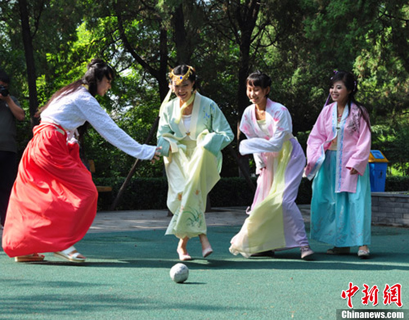 各地丰富活动迎中秋——河北青年着汉服踢蹴鞠