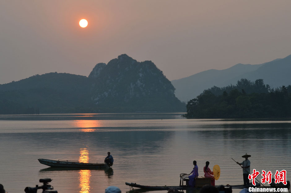 广东肇庆"卧佛含丹"奇观