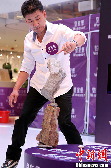 【韩国知名平衡术大师香港秀绝技