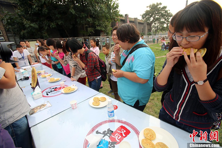摄影师平遥古城参加吃月饼大赛