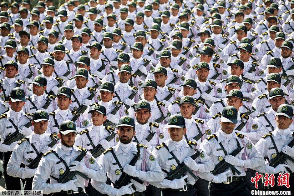 伊朗举行盛大阅兵 纪念两伊战争爆发33周年