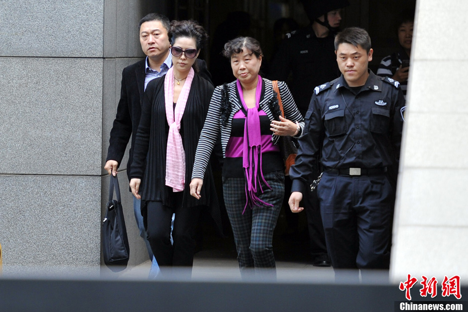 李某某案一审宣判获刑十年 梦鸽离开法院面无表情