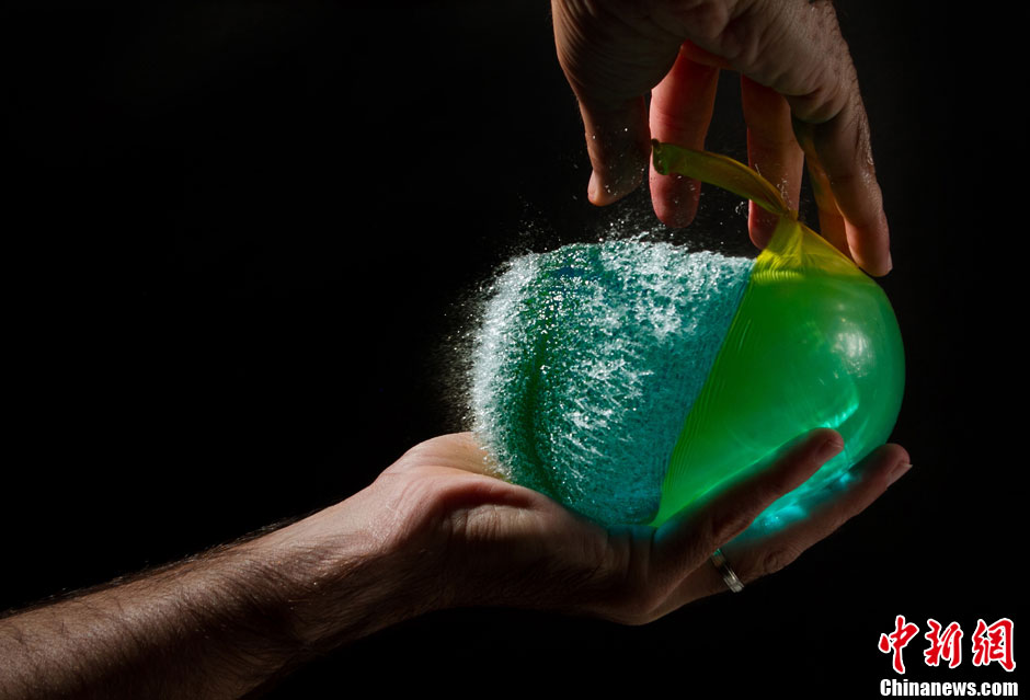 以色列摄影师捕捉水球爆炸美丽瞬间