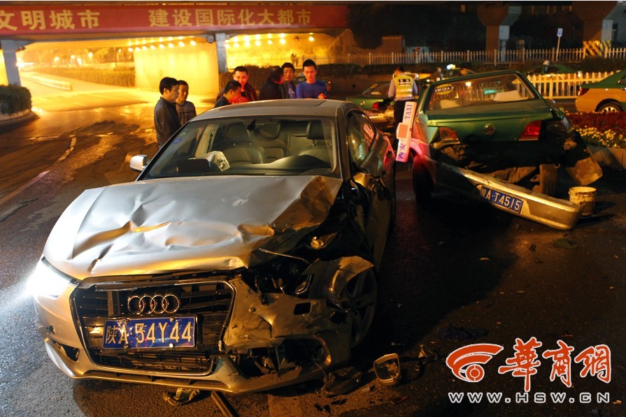 西安奥迪连撞3辆出租车肇事车乘客持刀威胁的哥