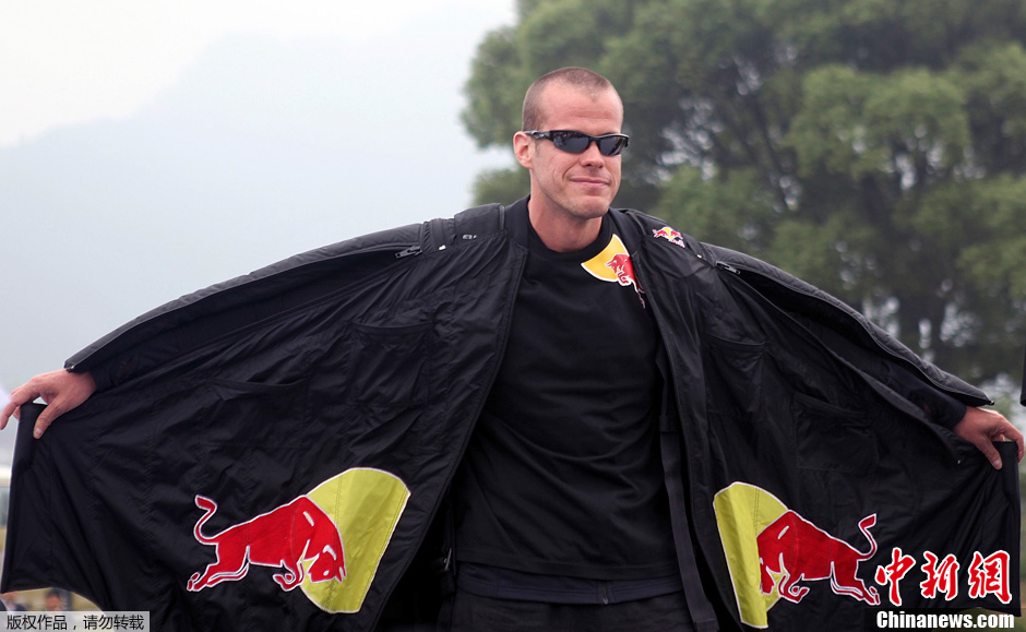 图为杰布·克里斯"起飞"前做准备.