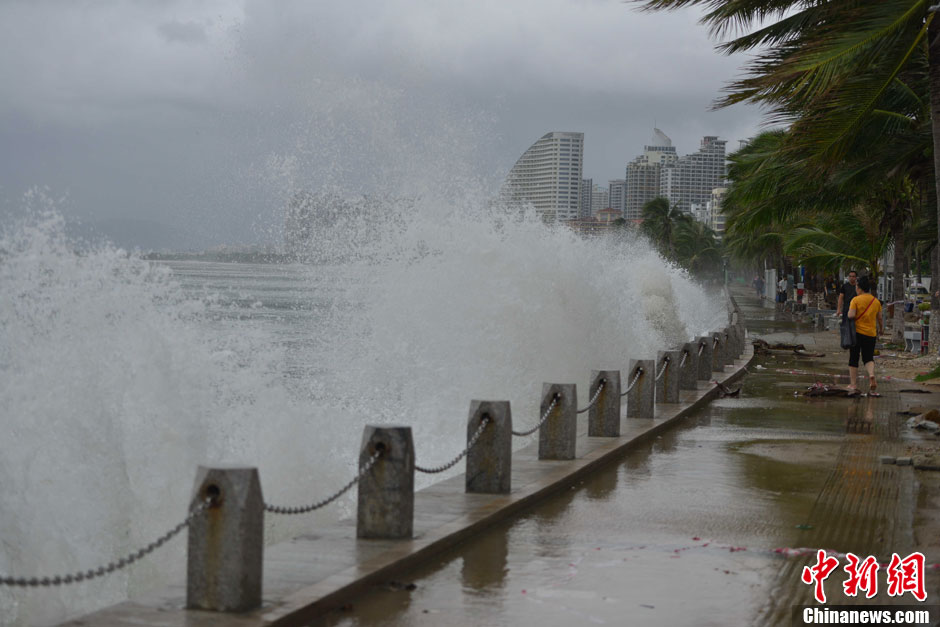 台风"蝴蝶"来袭 三亚海边狂风掀巨浪