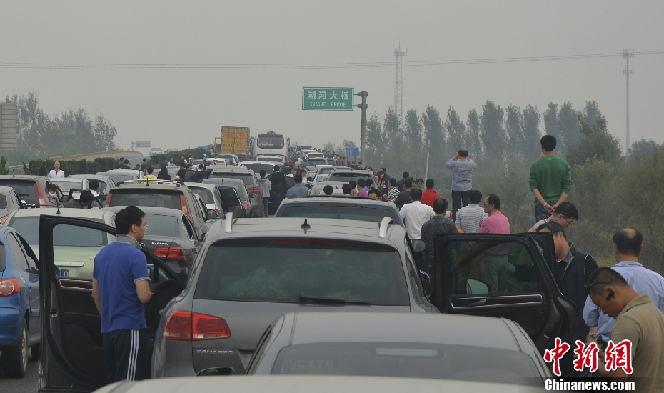 国庆首日山东高速现拥堵 乘客无奈观望