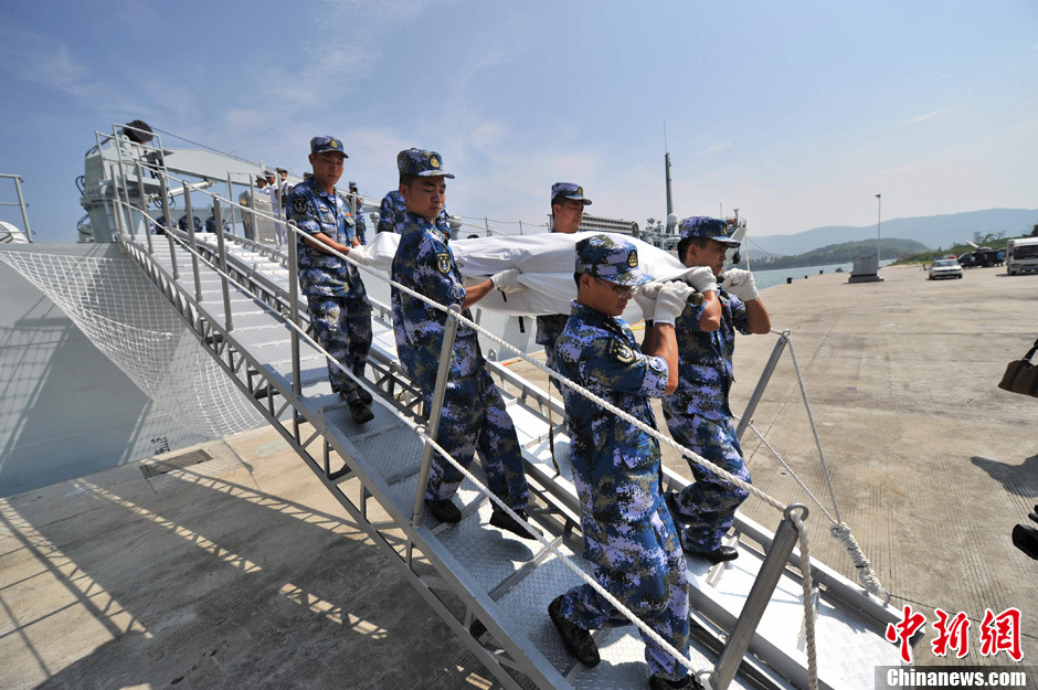 南海舰队991舰转运268名西沙遇险渔民返抵三亚