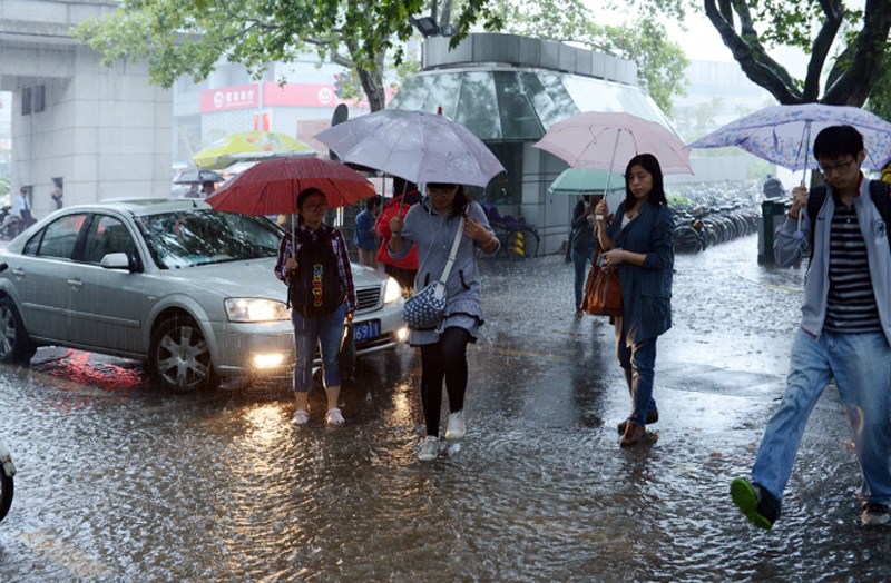 上海遭遇暴雨天气同济大学多处被淹