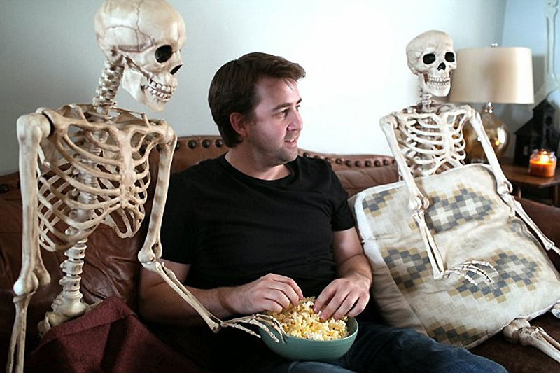 美作家与骷髅共同生活 同吃住感情深欲拍真人秀 (1/8)