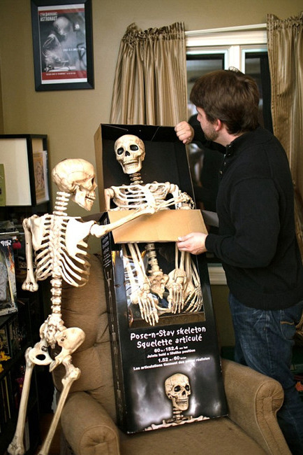 美作家与骷髅共同生活同吃住感情深欲拍真人秀28