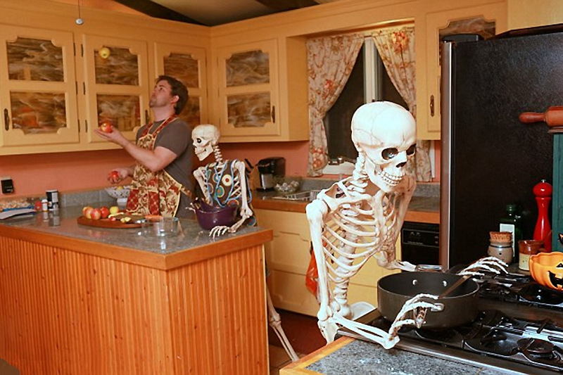 美作家与骷髅共同生活同吃住感情深欲拍真人秀78