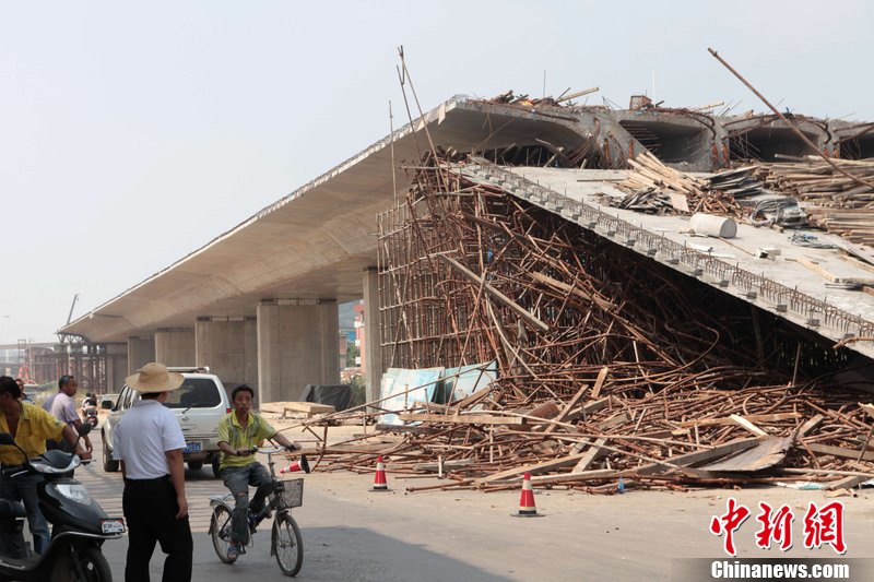 厦门海沧一在建高架桥坍塌四人受伤
