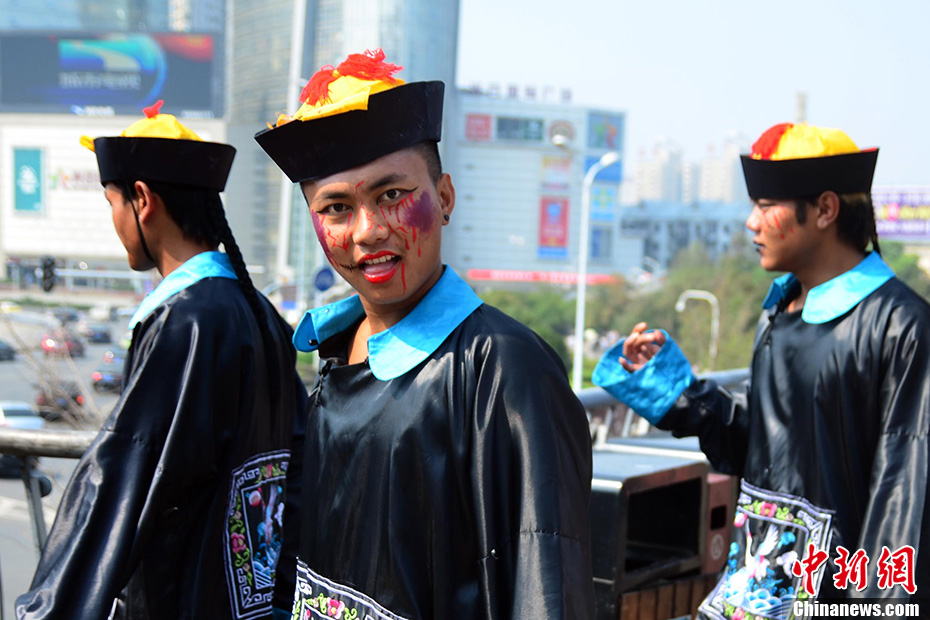 武汉地铁现"清朝僵尸" 惊悚来袭引围观