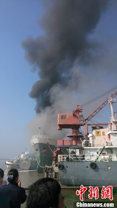 浙江镇海一油船爆炸致7死1伤 现场浓烟滚滚