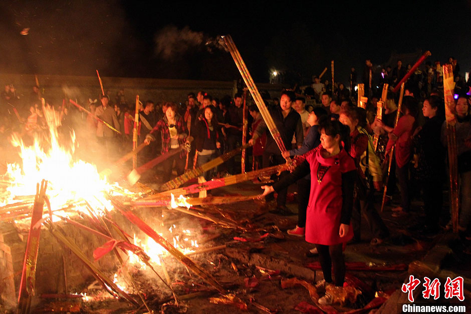 三月三许愿九月九还愿 民众湖北明显陵凌晨烧香祈福