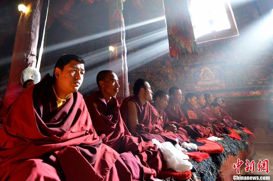 10月10日,萨迦寺僧人听全国政协常委,中国佛教协会副会长班禅额尔德尼