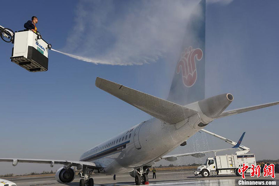 新疆航空部门演练飞机除防冰