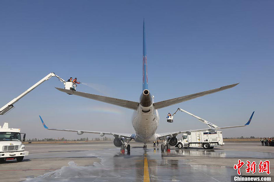 新疆航空部门演练飞机除防冰