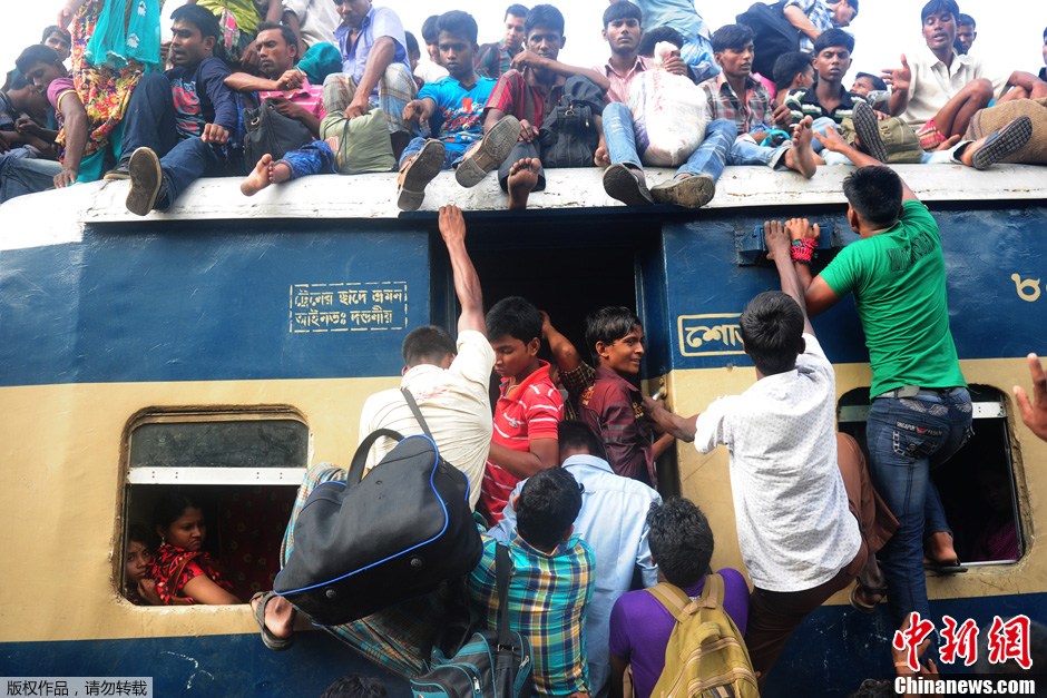 孟加拉国民众"爬火车"返乡 人山人海场面震撼