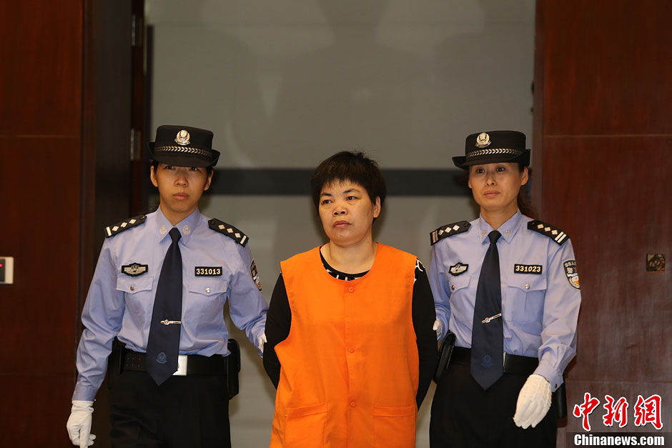 杭州萧山11大火案开庭被告人现场痛哭至晕厥