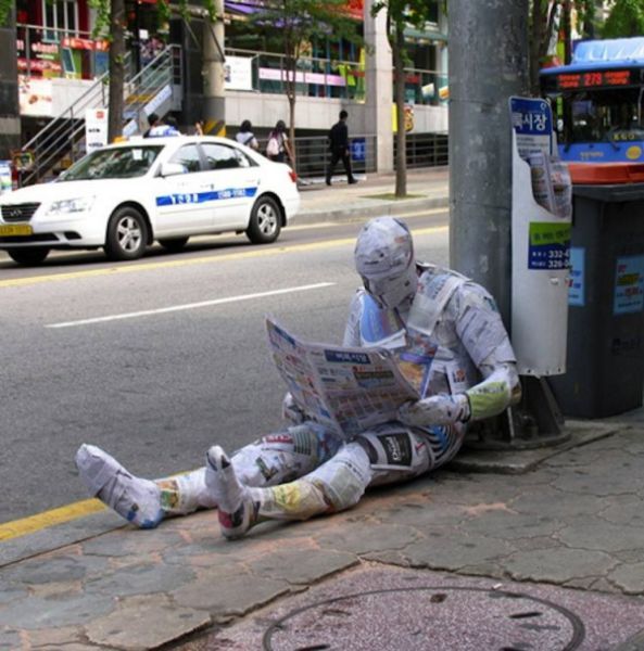 艺术家街头超惊悚行为艺术吓坏路人