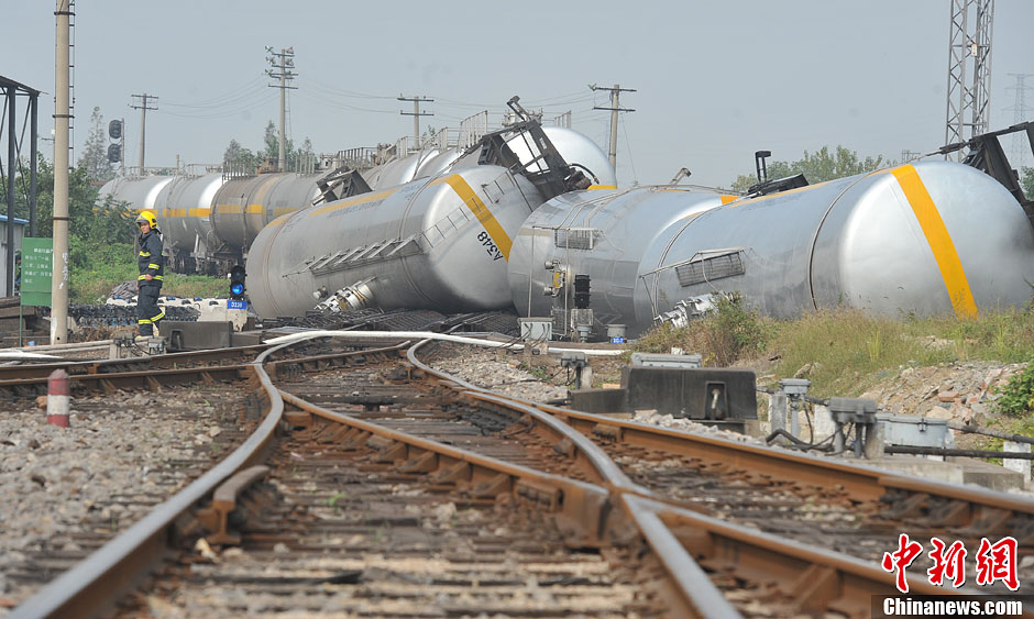 合肥火车东站发生装载危险品货车脱线事故