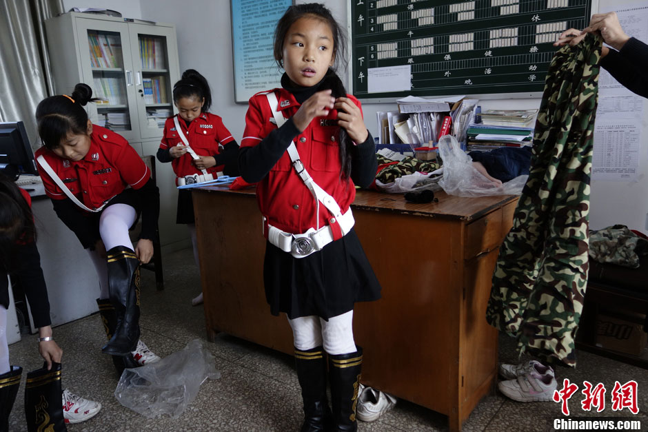 10月22日,内蒙古呼和浩特红旗小学,三,四年级的几位学生正在换上"交警