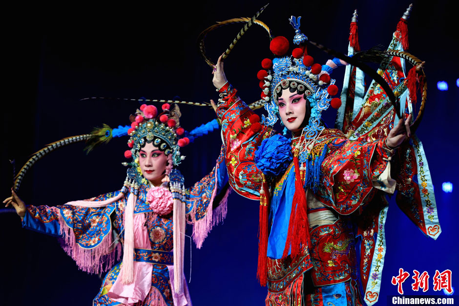 中国古典戏曲服饰展演《大羽华裳》 尽显东方神韵