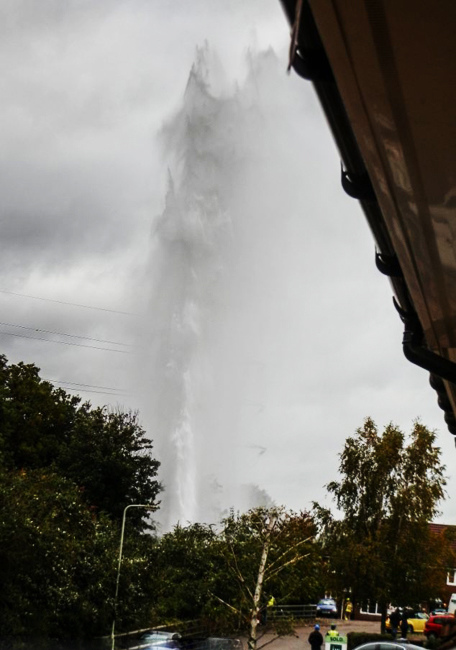 英工人不慎破坏水管喷出水柱高达35米