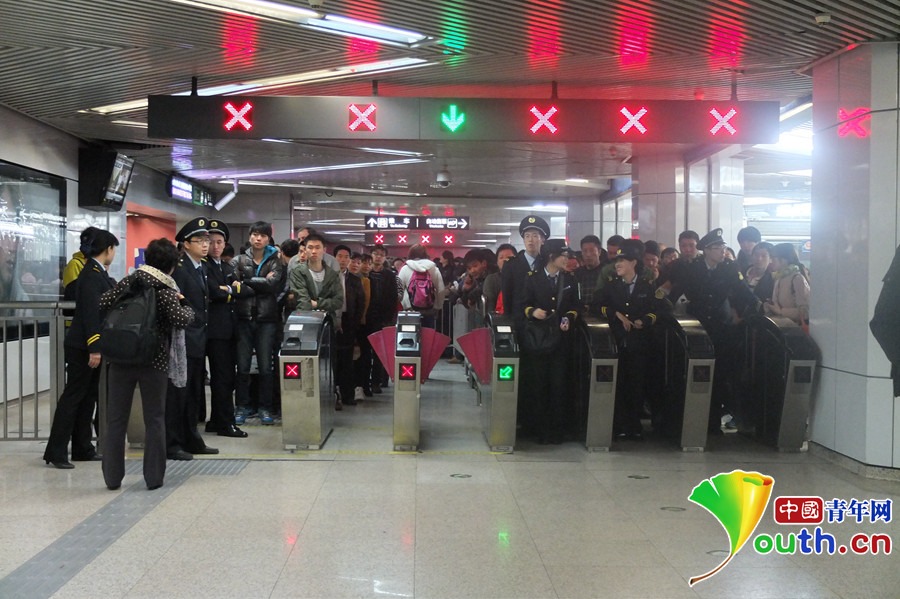 北京地铁十号线发生故障 车站采取限流措施
